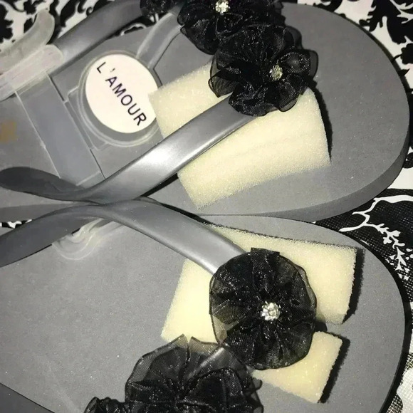 L’AMOUR FLIP FLOPS WITH ROSETTES NEW SZ 2 - Picture 2 of 5